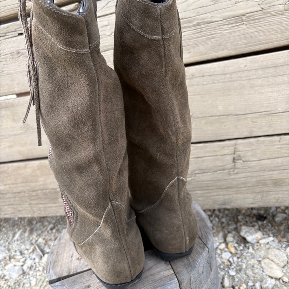 Elegant Brown Suede Heeled Boots with Embroidered Accents - Picture 6 of 9